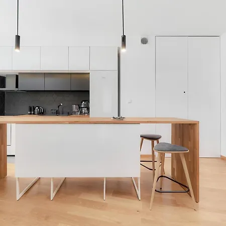 Two Level 2waters By Renters Apartment