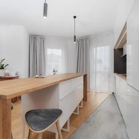 Two Level 2waters By Renters Apartment